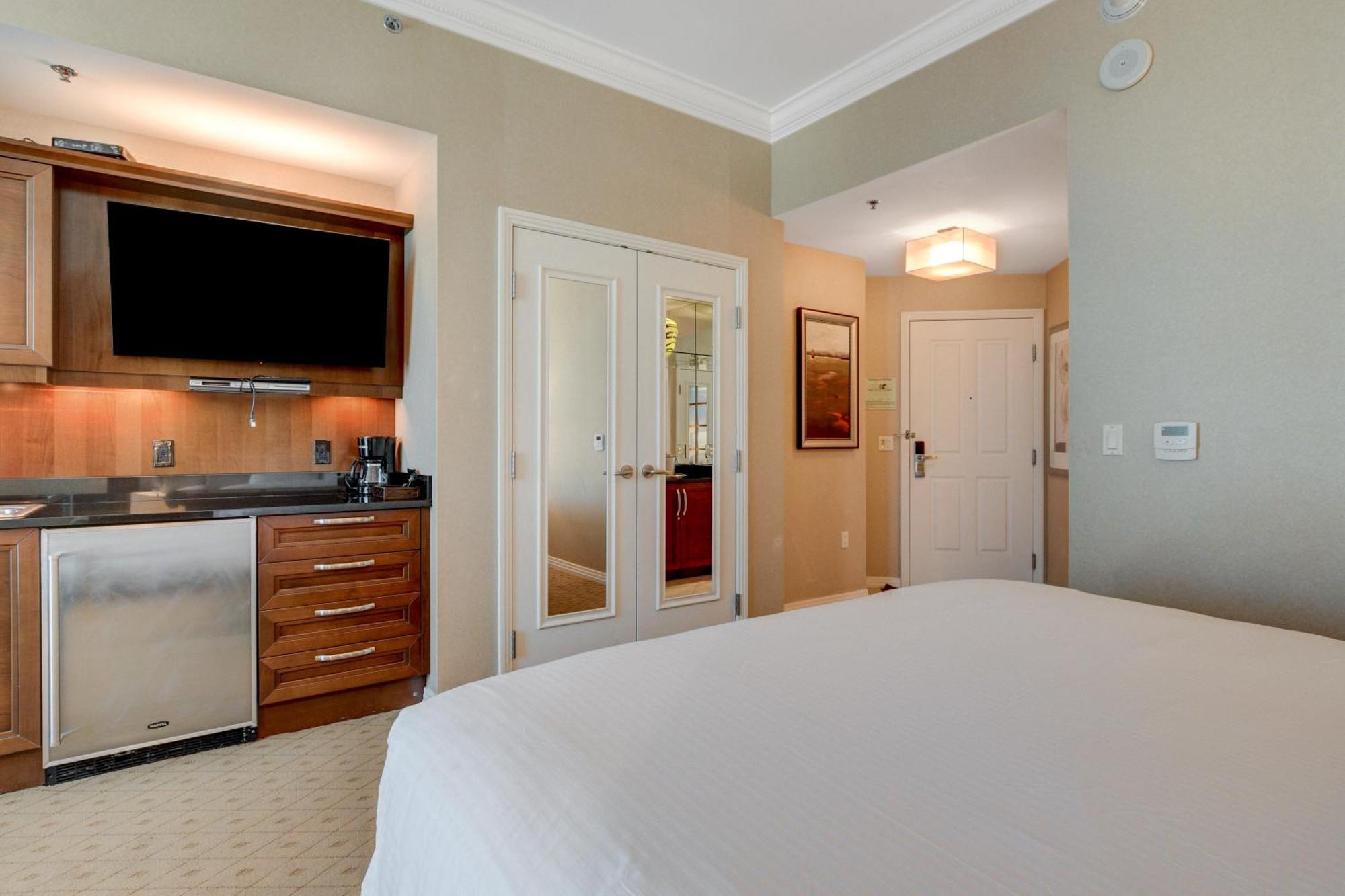 Aparthotel Solstice Studio At Mgm Signature Tower 3 Balcony Strip View F1 Track View *